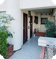 施設写真 玄関アプローチ